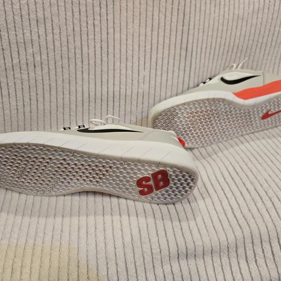 Nike SB Nyjah Free 2 in white-grey-orange
